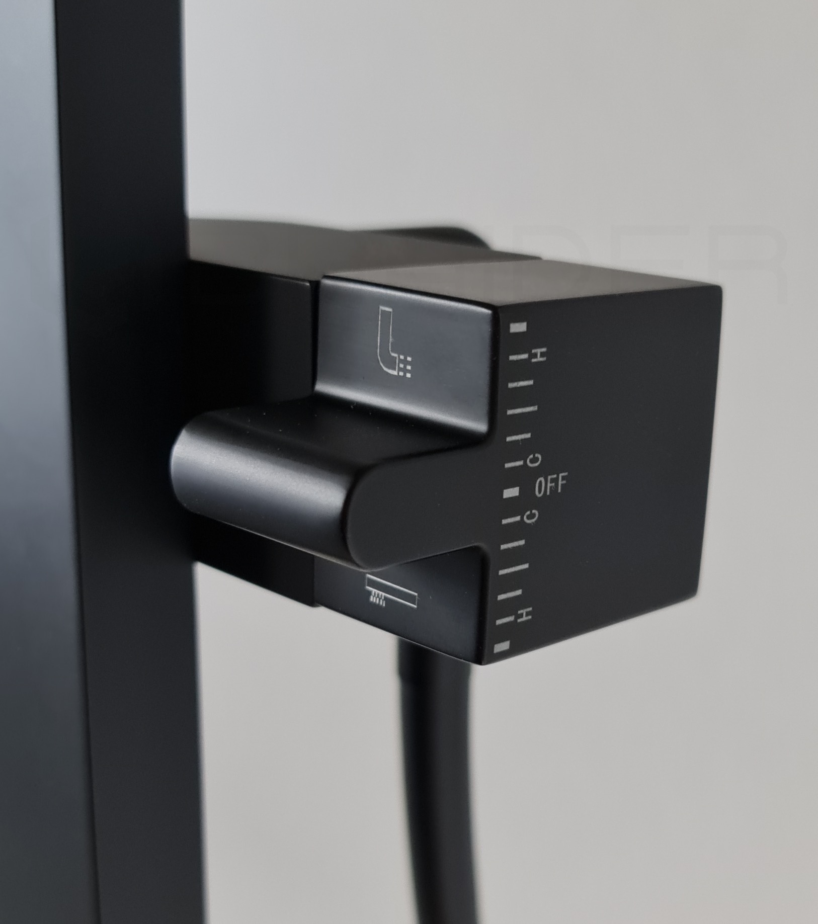 BRAIDER-bateria-wolnostojaca-wannowa-LACERTA-BLACK-Kolor-czarny BRAIDER bateria wolnostojąca wannowa